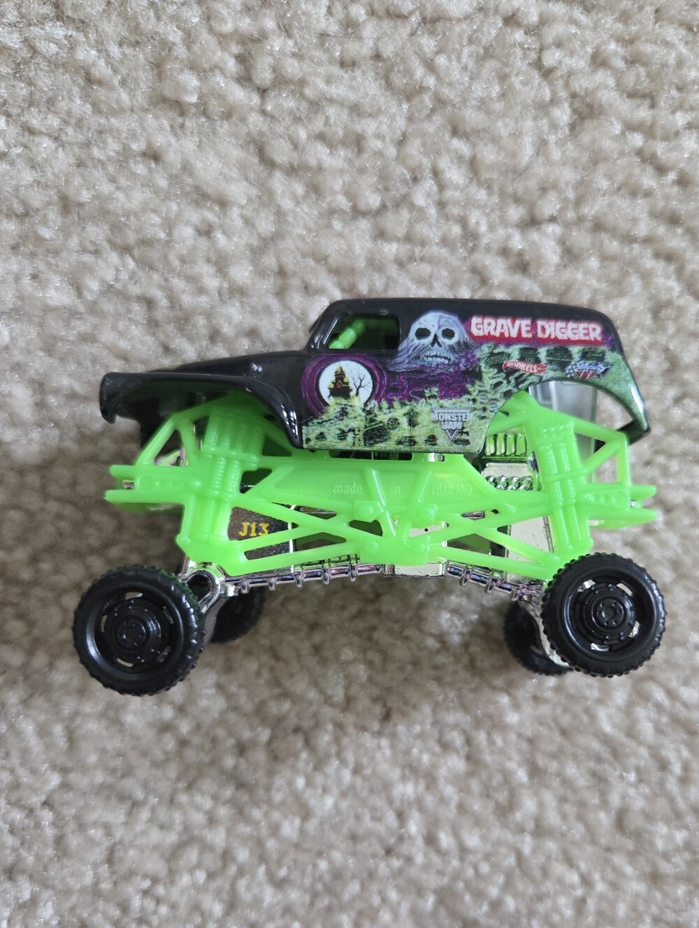 Monster Jam Grave Digger: 4 Time Champion 2019 Silver Chrome - Glow In The Dark